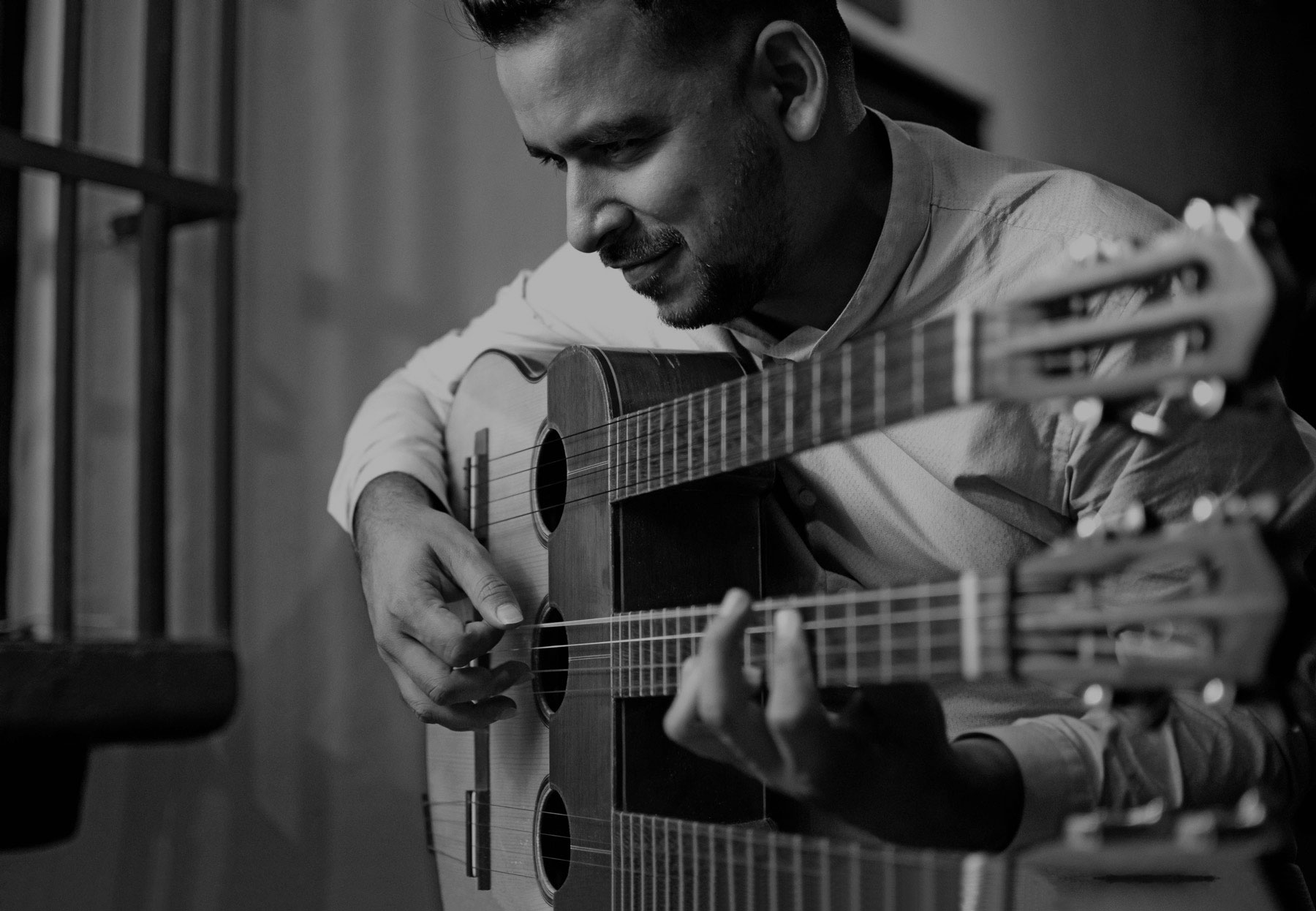 Miguel Siso tocando el cuatro venezolano en concierto